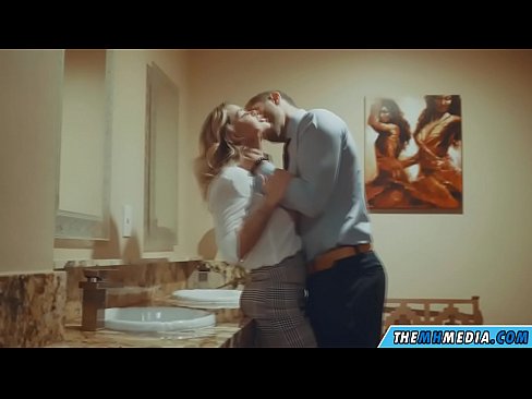 ❤️ Kui rinnakas blondiin võrgutab sind avalikus tualettruumis ️ Seksivideo at us ❌️❤